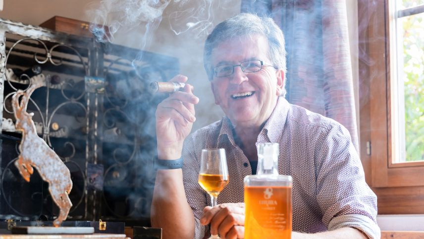 Urs Niederegger da La Punt es president dal Club da Jass Engiadina e dal Club d’amis da cigarras e whisky Engiadina (fotografia: mad).