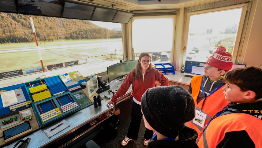 Patricia Kälin zeigt den Schülerinnen und Schülern ihren Arbeitsplatz im Flughafentower...