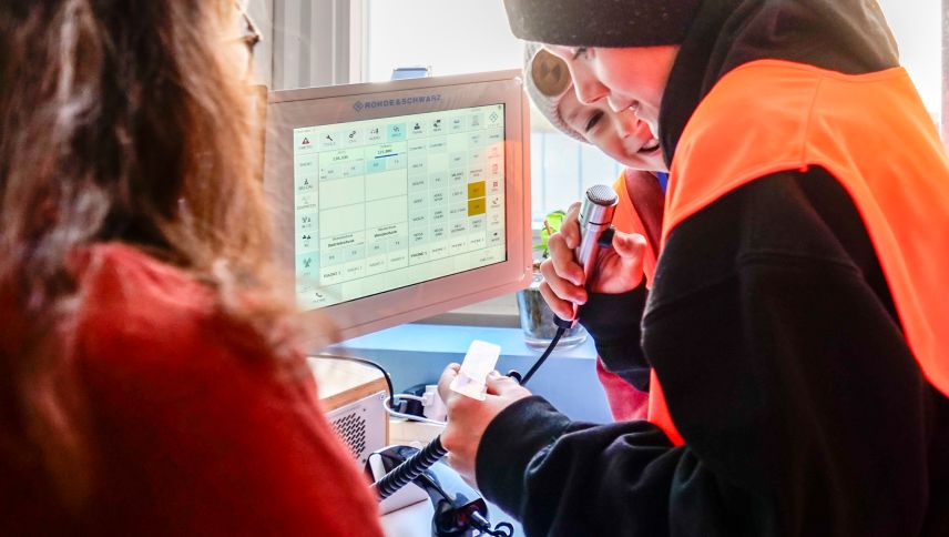 ...und lässt sie dann Funksprüche absetzen und beantworten.