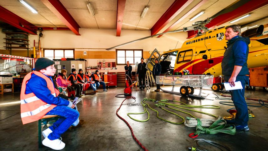 Crewmitglieder der Heli Bernina demonstrieren den neuen Airbus Helikopter A125