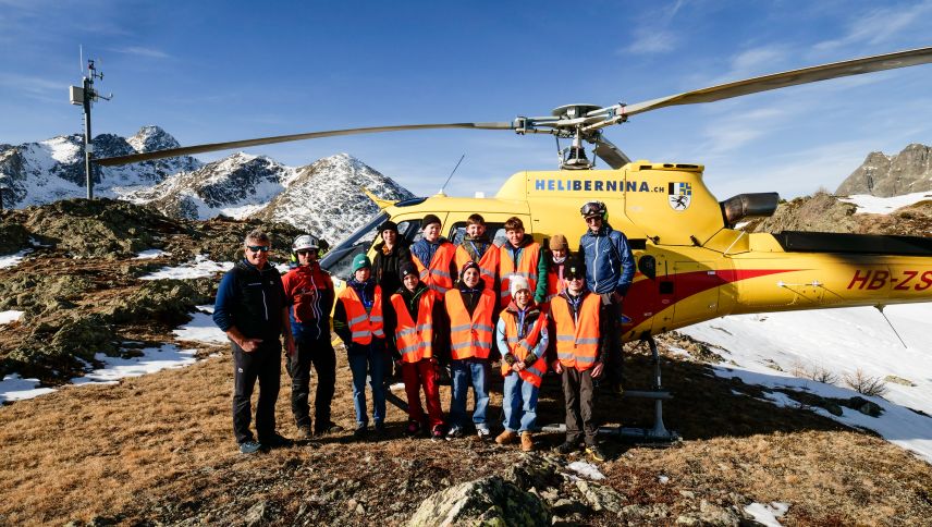 Mit der Heli Bernina hoch hinauf in die Luft zum Gruppenbild auf dem Cho'd Valletta ob Samedan. Fotos: Jon Duschletta