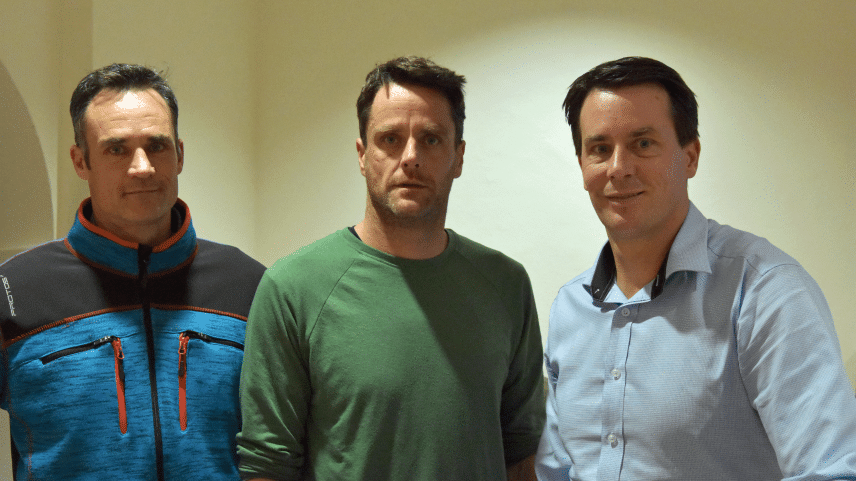 Ils trais frars, Andrea (da schnestra), Adrian e Roman Florinett sun tuornats cun lur famiglias a viver in  Engiadina Bassa (fotografia: Nicolo Bass).