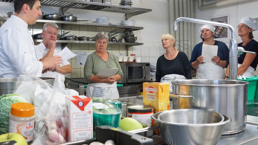 Schweizerhaus-Chefkoch Thomas Müller erklärt den Ablauf des Kochkurses. Foto: Jon Duschletta