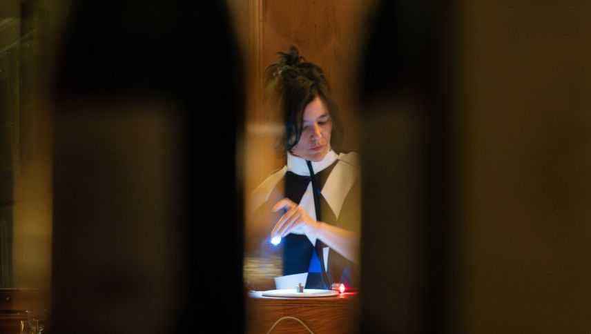 Die Musikerin Merche Blasco an ihren elektrischen Gerätschaften.