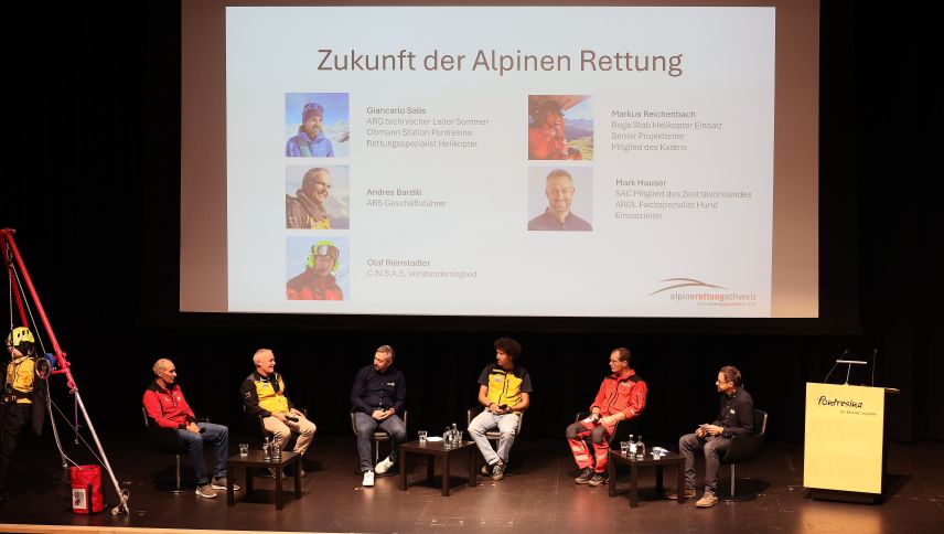 Das Podium, von links: Olaf Reinstadler, Vorstand C.N.S.A.S., Andres Bardill, ARS-Geschäftsführer, Mark Hauser, Mitglied Zentralvorstand SAC, Giancarlo Salis, ARG und Markus Reichenbach, Rega. Foto: Lorenzo Buzzetti
