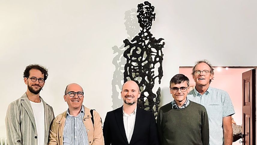 Junge Kulturschaffende vor Giuliano Pedrettis Skulptur «Der grosse Mann». Ulrich Suter ist der zweite von rechts. Foto: Fundaziun Crasta