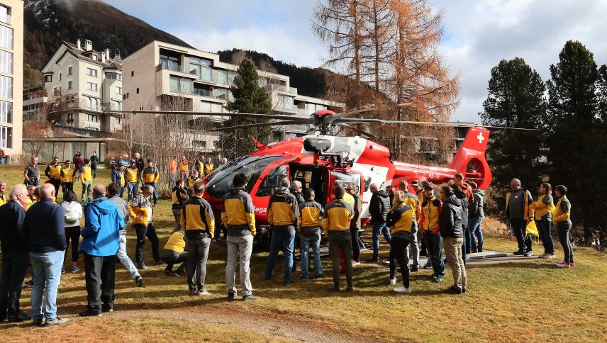 Teilnehmerinnen und Teilnehmer des Jubiläumsanlasses bestaunten den neuen Rettungshelikopter der Rega. Foto: Lorenzo Buzzetti