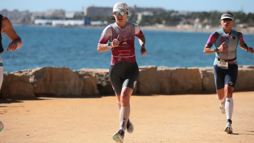 Trotz Hitze überholte Jenni Paglia auf der Laufstrecke fünf Athletinnen und lief auf Schlussrang sechs. Foto: Jenni Paglia