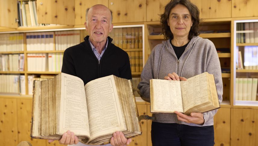 Il fundatur ed anteriur manader da la Biblioteca Jaura sper sia successura: Hans-Peter Schreich e Christiane Stemmer (fotografia: Michael Steiner).