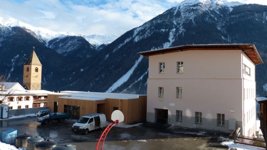 La chasa da scoula a Ramosch dess dvantar la nouva dmura per set abitaziuns pajablas per indigens (fotografia: Flurin Andry).