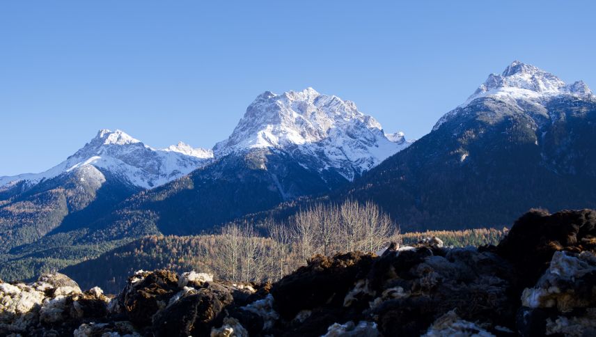 Woll-Berge vorne, verschneite Berge hinten. Foto: Barbara Esther Siegrist