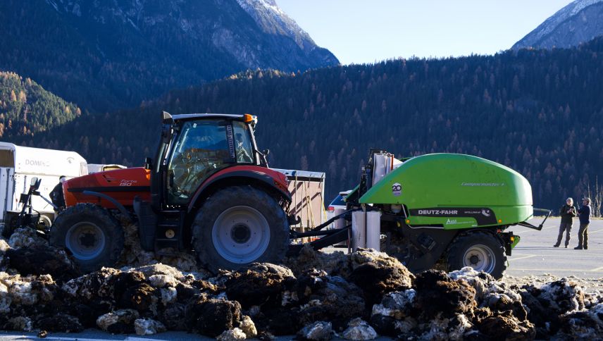 In Scuol wurde die Wolle sortiert, in Ballen gepresst und abtransportiert. Foto: Barbara Esther Siegrist