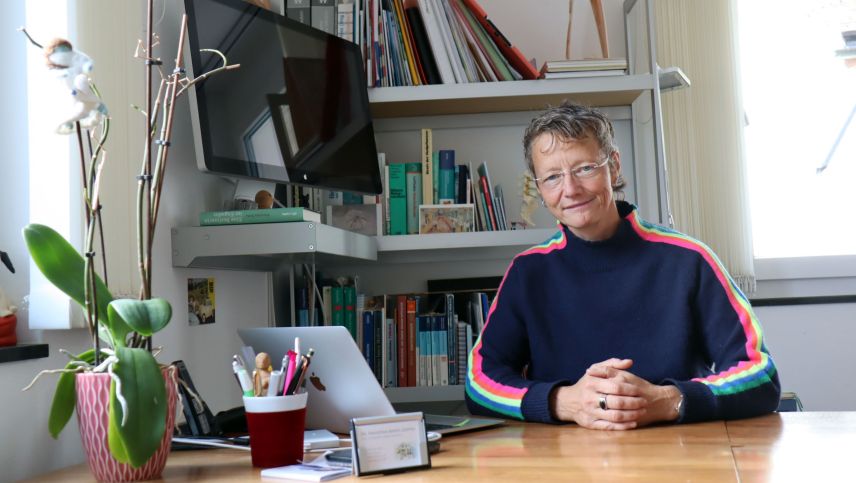 Franziska Barta in sia pratcha da meidi a Zuoz, chi’s rechatta güsta in vicinanza da la staziun (fotografia: Martin Camichel/fmr).