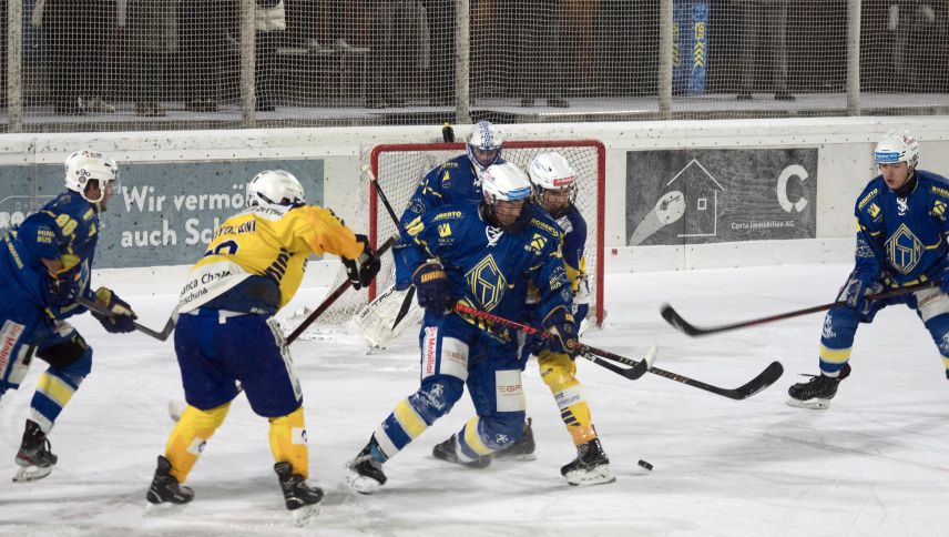 Das Derby zwischen dem EHC St. Moritz (blaue Trikots) und dem CdH Engiadina war hart umkämpft. Am Schluss konnten sich die Unterengadiner mit 3:1 Toren durchsetzen. Fotos: Reto Stifel
