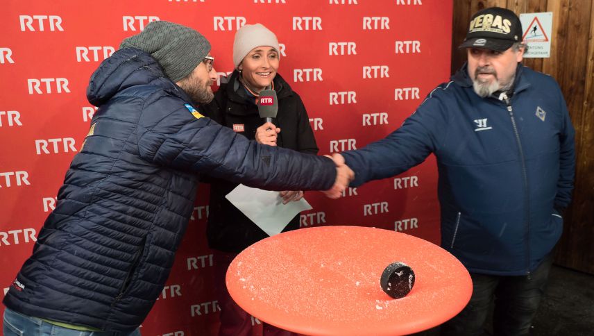 Handshake zwischen den beiden Trainern Benny Wunderer (links) und Andrea Schneeberger. In der Mitte RTR-Redaktorin Ulrica Morell. Foto: Reto Stifel