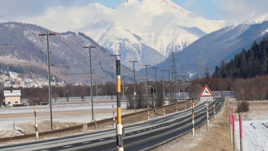 Il traget cuort zieva Bever, inua cha regna ün prievel da collisiuns cun bes-chas. Sün quist traget ho que do düraunt la prüma mited da quist mais quatter accidaints cun sulvaschina (fotografia: Martin Camichel).