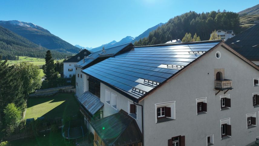 Die beiden preisgekrönten Solarprojekte: Hier das 138-Prozent-Plus-Energie-Gebäude «Stradun» in Zuoz. Foto: Walter Salzmann GmbH