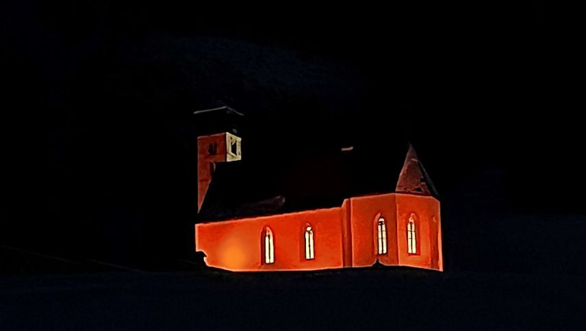 Zwischen dem 25. November und dem 10. Dezember wird die Kirche San Peter in Samedan orangefarben angestrahlt. Foto: z. Vfg