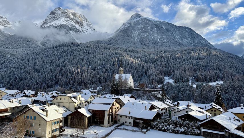 Las votantas ed ils votants da Scuol han acceptà il preventiv 2026 (fotografia: Fadrina Hofmann). 