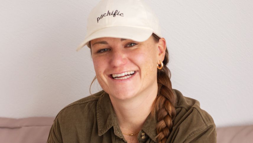 Tanja Wüthrich da Puntraschigna prodüa daspö passa duos ans chapels ornos cun messagis puters ed ho già vendieu passa 500 tels exemplers (fotografia: Tanja Wüthrich).