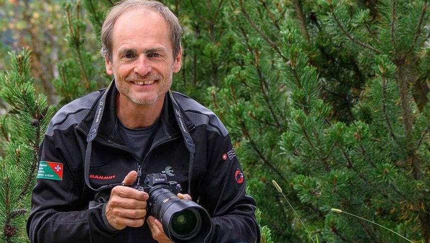 Hans Lozza dal Parc Naziunal Svizzer ha referi a Lavin da sia paschiun, il fotografar (fotografia: Parc Naziunal Svizzer).