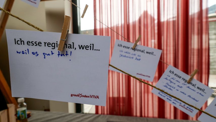 An einem der diversen Informationsstände des Klimagipfels in Landquart wurde die Frage gestellt, weshalb man «regional isst». Foto: Jon Duschletta