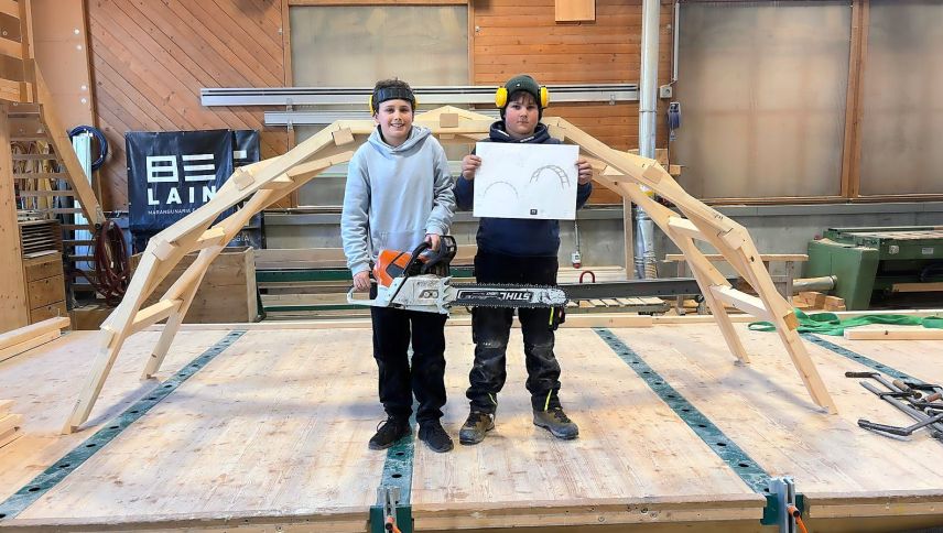 In venderdi passà han visità 69 scolaras e scolaras da la settavla classa da Zernez fin Samignun a raduond 30 affars per imprender a cugnuoscher  mansters e las sportas da lavur in Engiadina Bassa (fotografia: Società da commerzi e mansteranza EB).