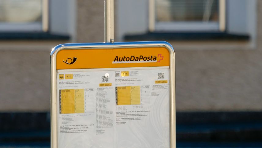 Mit dem Fahrplanwechsel im Dezember endet die Ticketausgabe durch das Fahrpersonal von PostAuto. Symbolfoto: Jon Duschletta 