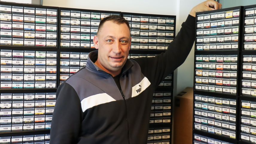 Marco Egua ha drivi in october 2023 üna butia online, chi fa commerzi cun legos e chi vain gestiunada da Müstair oura (fotografia: Martin Camichel).