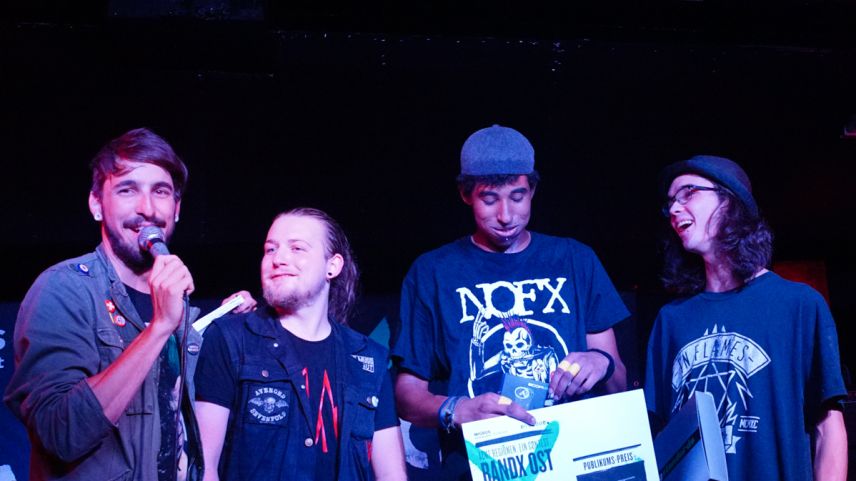 Die Engadiner Band «Reat» mit dem Publikumspreis des ersten «bandXost»-Contest 2016. Foto: Jon Duschletta 