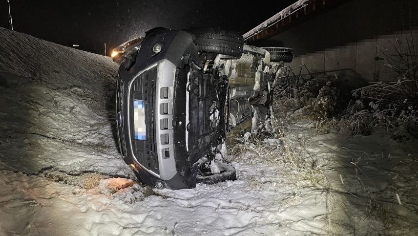 Das Auto kam auf der Seite liegend in einer böschung zum Stillstand. Foto: Kantonspolizei Graubünden