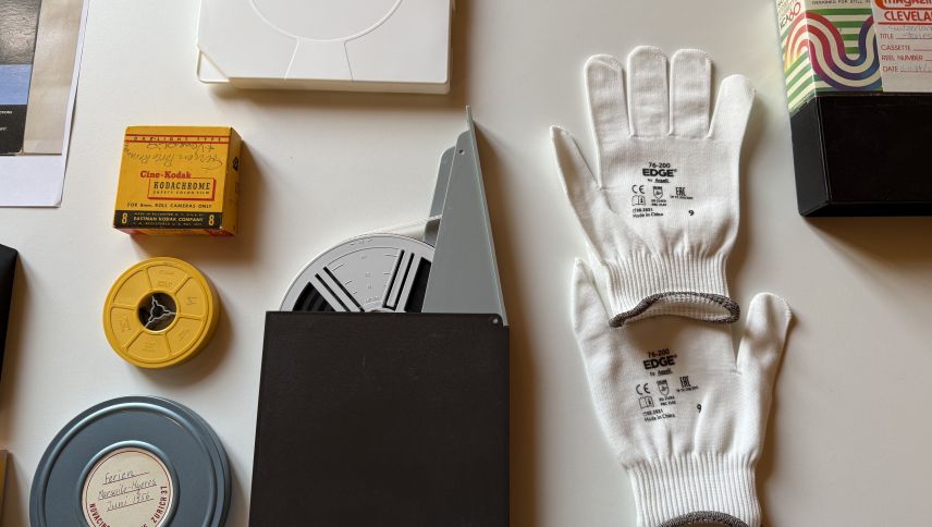 Altes Fotomaterial immer mit Handschuhen anfassen. Foto: Fadrina Hofmann