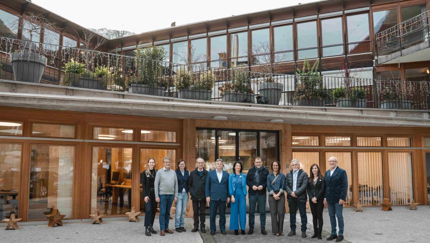 Im Beisein von Regierungsrat Peter Peyer (fünfter von rechts) wurde am 6. Dezember die neue ambulante Erweiterung des Centro Sanitario Bregaglia eröffnet. Foto: Enrico Caprio