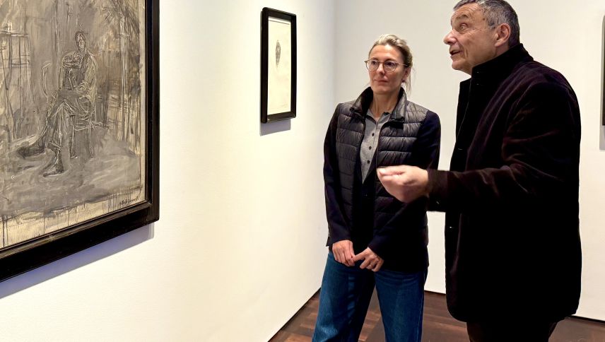 Tobia Bezzola unterhält sich mit Nicole Keller über ein Schlüsselbild von Giacometti. Foto: Fadrina Hofmann