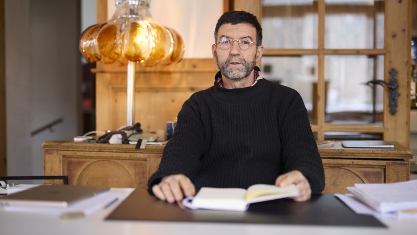 Hans Schmid, il mainagestiun da l’Hotel Linard a Lavin, voul surdar davo 19 ons la gestiun da l’hotel in nouvs mans (fotografia: Michael Steiner).