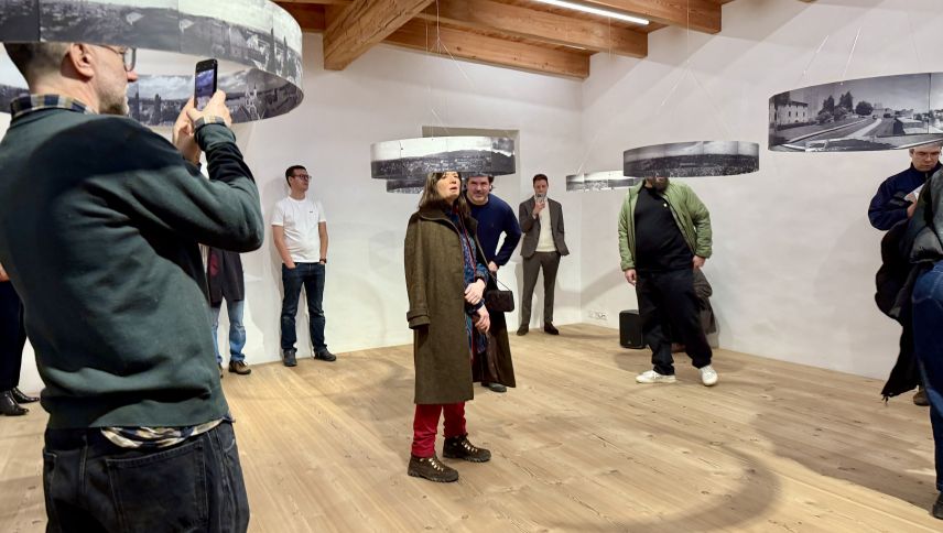 Die Vernissage hat ein grosses Publikum angezogen. Foto: Fadrina Hofmann