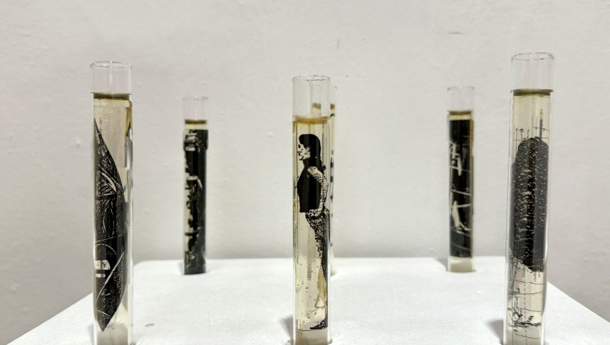 Kunst in Laborgläsern. Foto: Fadrina Hofmann