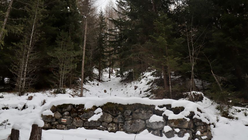 Las restaunzas da la schanza d’Arpiglia a Zuoz cul muot da saglir in mür sech (fotografia: Martin Camichel).