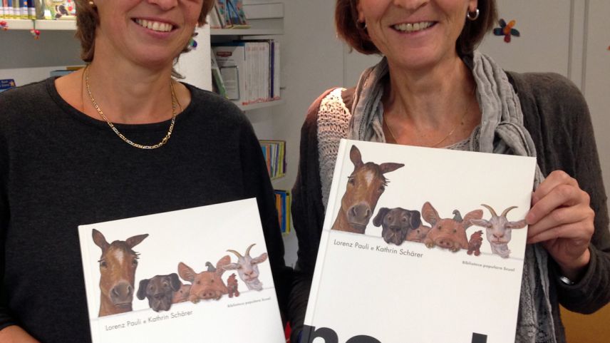 Uorschla Rauch (schnestra) ed Ottiglia Augustin han tradüt cun Jachen Andry (manca sülla fotografia) il cudesch «böse» (fotografia: Annatina Filli).