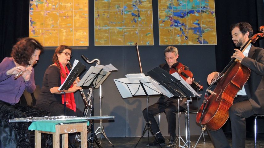 L’Ensemble ö! concertescha culs trais purtrets da Luis Coray davovart (fotografia: Benedict Stecher).