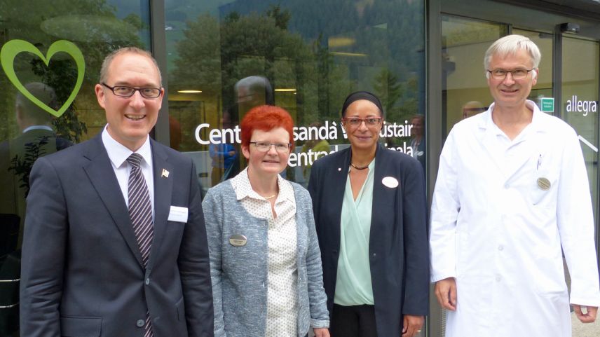 Christian Rathgeb ha lodà la lavur dals respunsabels dal CSVM, quia cun Judith Fasser, Gabriella Binkert-Becchetti e Theodor von Fellenberg davant il Center da sandà regiunal a Sta. Maria (fotografia: Flurin Andry).