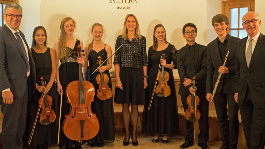 Ils giasts d’onur Jon Domenic Parolini e l’ambaschadura ollandaisa Anne Luwema e'l manader artistic Anthony Zielhorst cun l’orchester dal 1. Piz Amalia Music Festival (fotografia: Dominik Täuber).