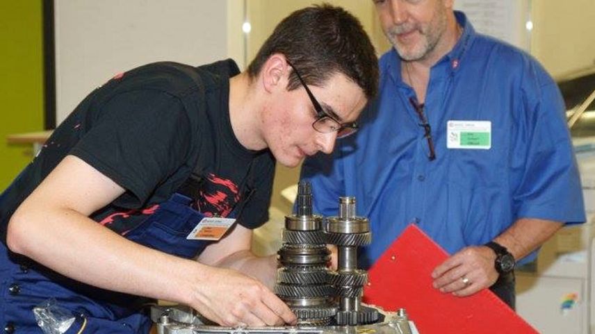 L’expert survaglia la lavur concentrada da Riet Bulfoni (fotografia: mad).