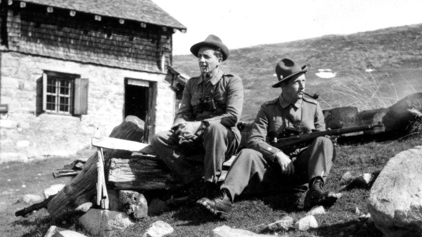 Ils guardians dal Parc Naziunal Svizzer han portà blers ons l’unifuorma da las guardgias da cunfin. La lavur al cunfin cun l’Italia d’eira ils prüms ons dal Parc Naziunal magari privlusa (fotografia: Corp da guardgias da cunfin Grischun).