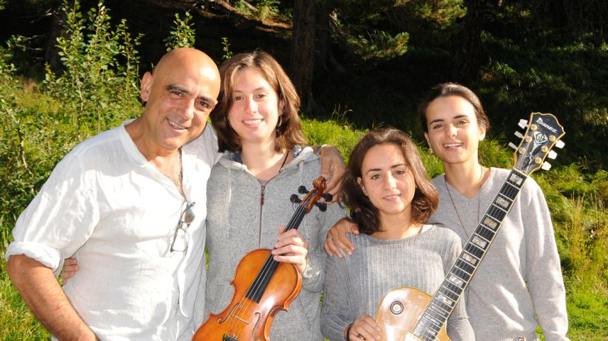 Orchesterdirektor Joan Chamorro mit drei Bandmitgliederinnen. Foto: Fabrizio Forcella