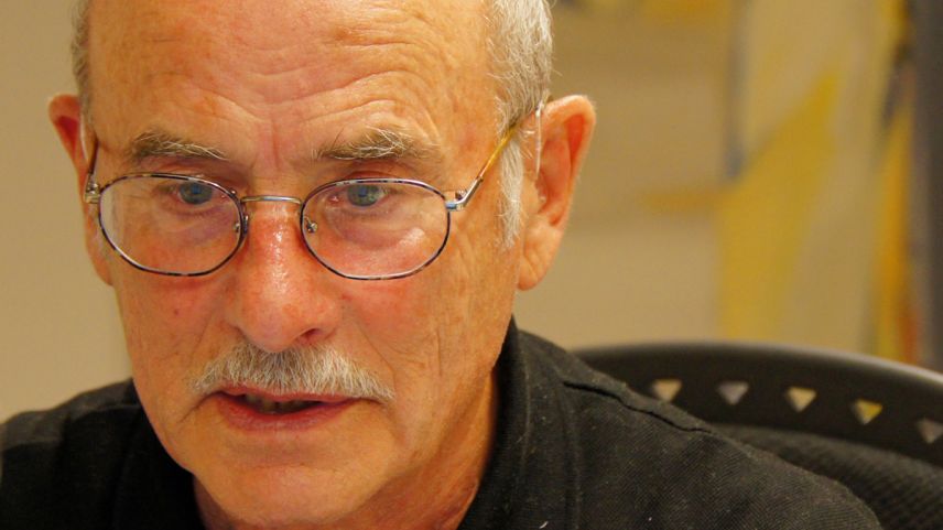 Gion Tscharner ha lavurà indombralas uras pel dicziunari online (fotografia: Jon Duschletta).