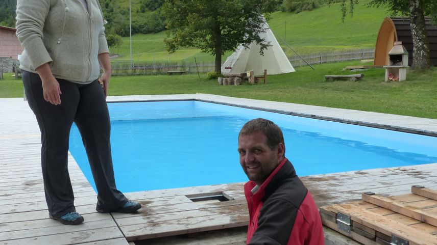 Rita e Georg Häfner pro la controlla dal pool i’l camping Arina. Ultra dal tipi stan a disposiziun als giasts duos «pods», quai sun chasinas in lain chi’s po eir s-chodar schi fa dabsögn (fotografia: Flurin Andry).
