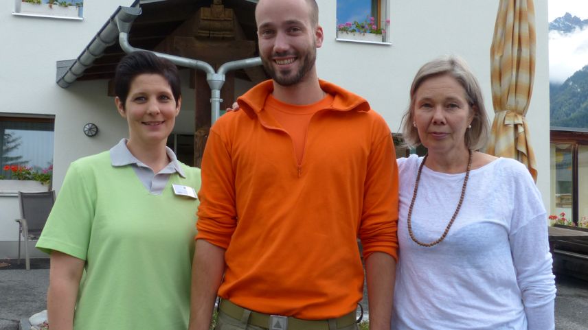 Tina Angerer (a schnestra) e Päivi Karvinen cun Florian Baur, el maina la gruppa dals homens da la protecziun civila a Scuol (fotografias: Flurin Andry).