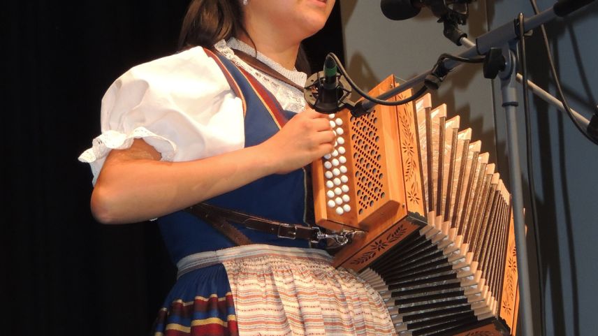 Eir la jodladra Madlene Husistein (a schnestra) s’ha preschantada a Strada (fotografia: Benedict Stecher).