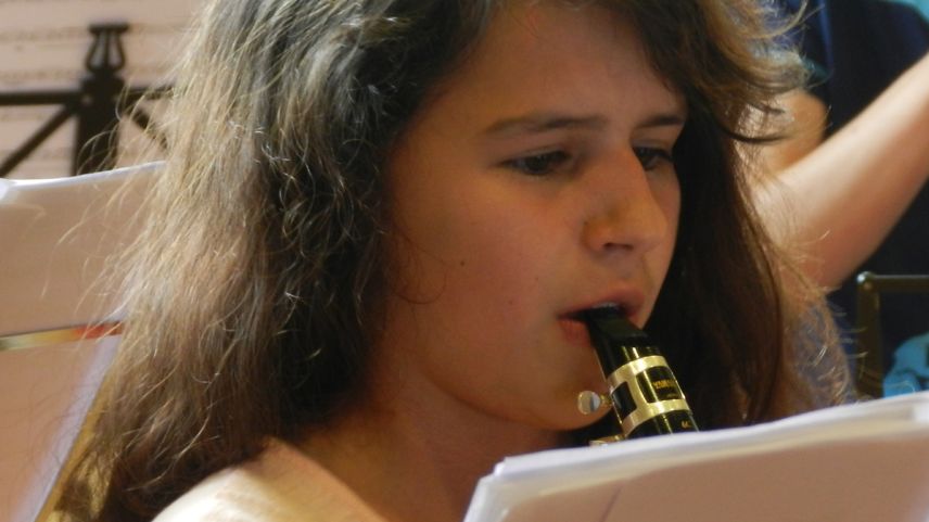 Las clarinettistas da Sent Claudia Franziscus e Martina Zini (sülla fotografia) sunan la prüma vouta in l’Orchester instrumental da giuvenils dal Grischun (fotografia: Annatina Filli).